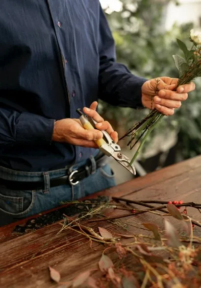 florist-male-cutting-flower-stalks